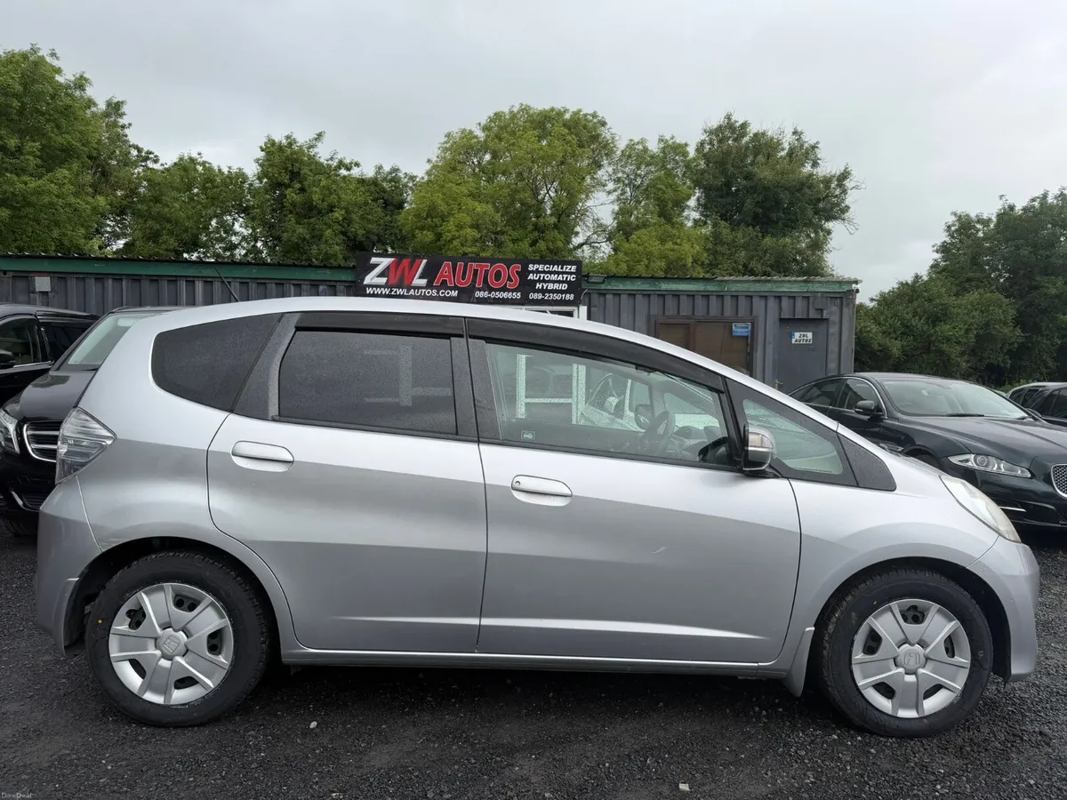 11 Honda Fit  HYBRID - Image 5