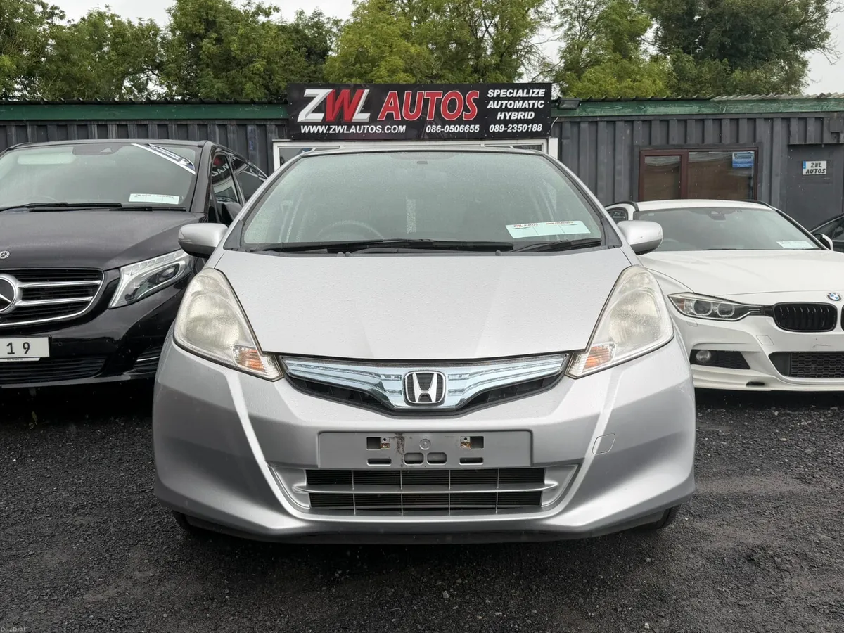11 Honda Fit  HYBRID - Image 3