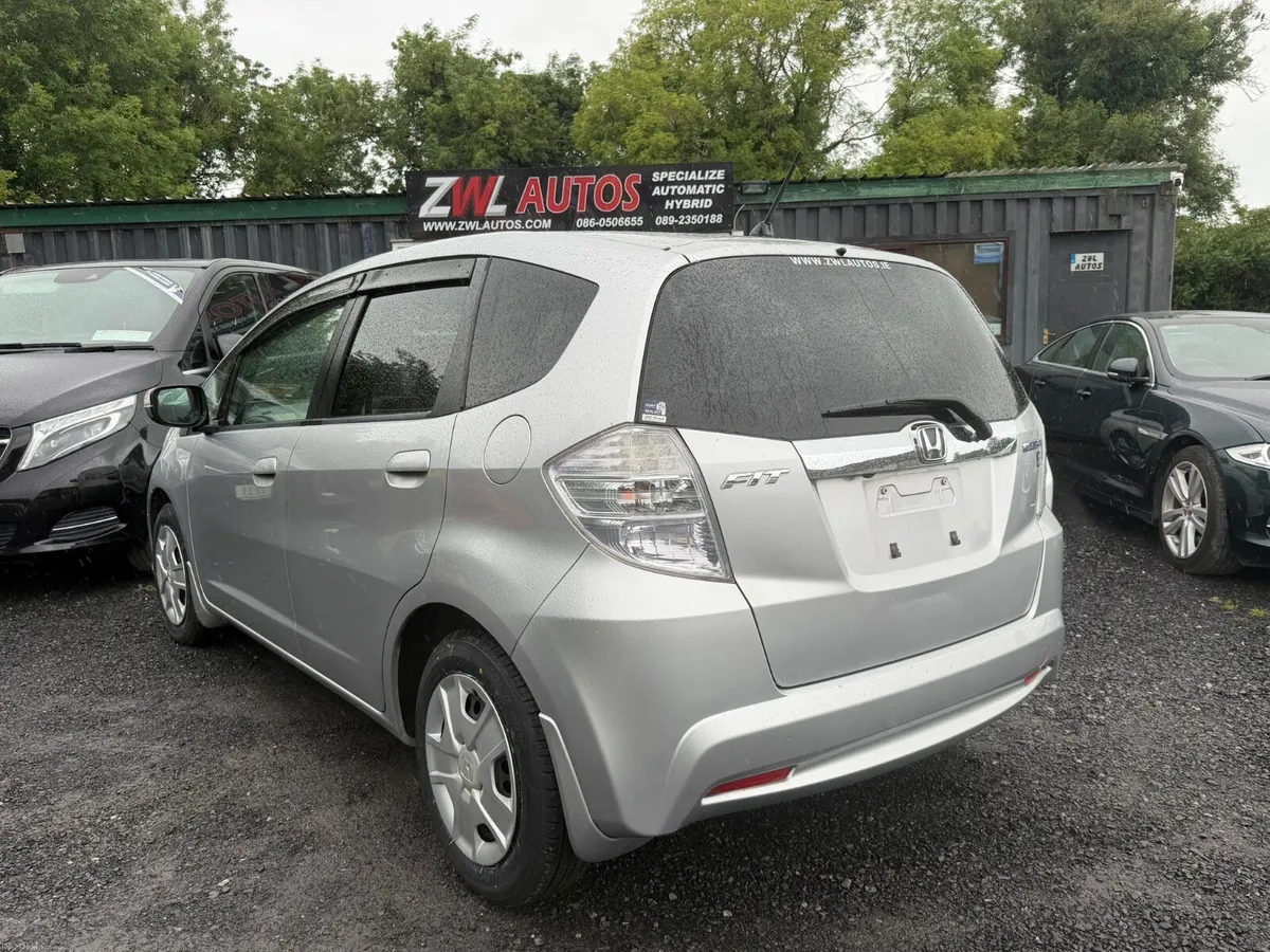 11 Honda Fit  HYBRID - Image 6