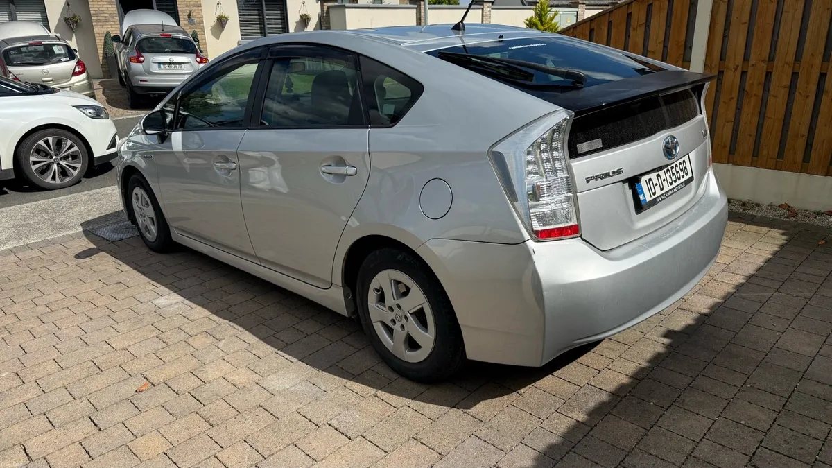 2010 Toyota Prius - Image 2