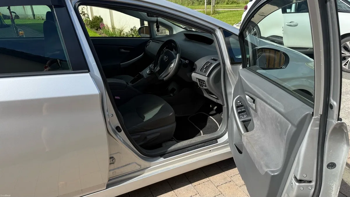 2010 Toyota Prius - Image 3