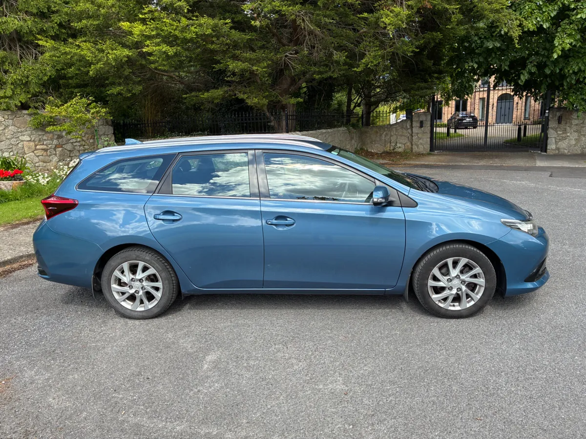 Toyota Auris Estate 1.2 petrol - excellent - Image 4