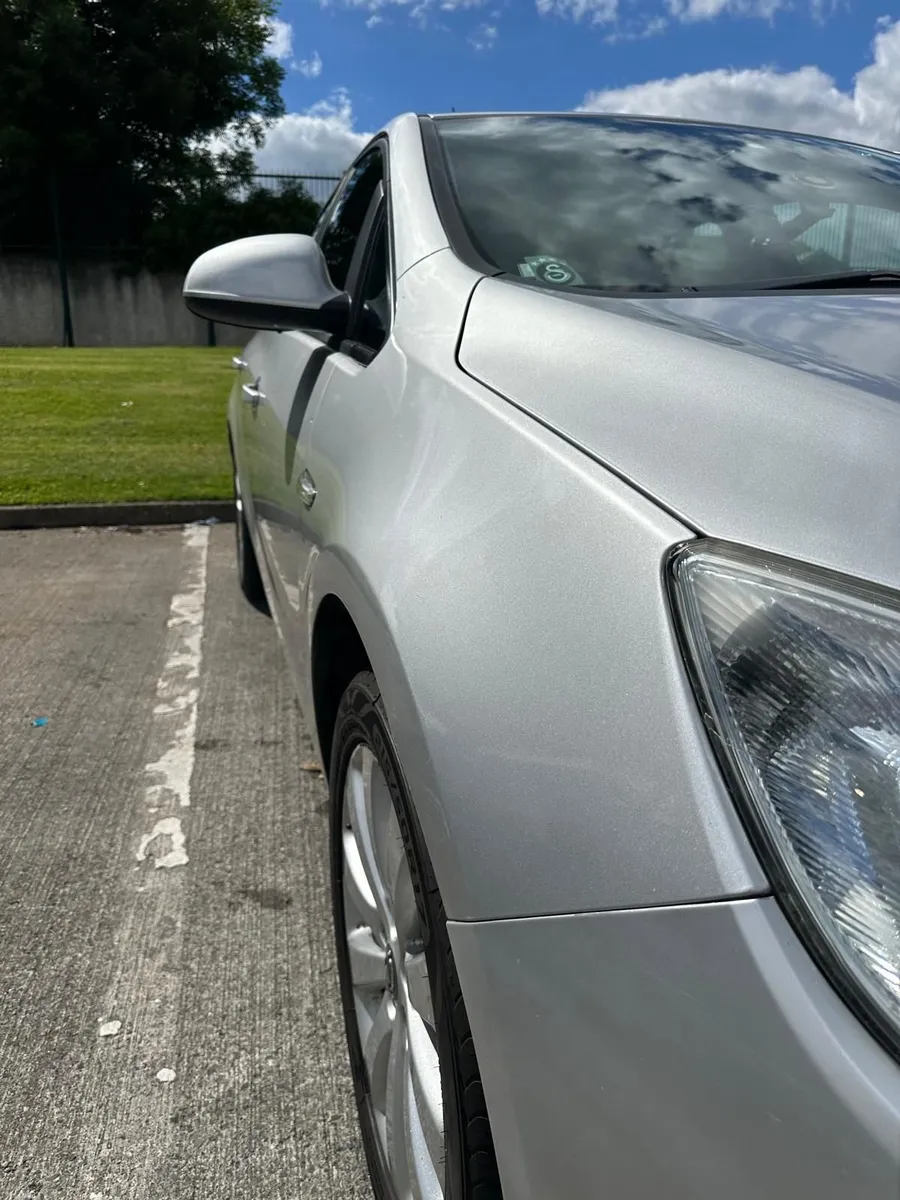 Opel Astra 2011 - Image 2