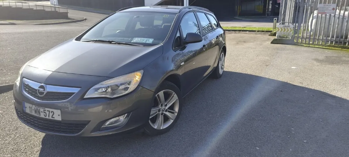 Opel Astra 2011 - Image 2