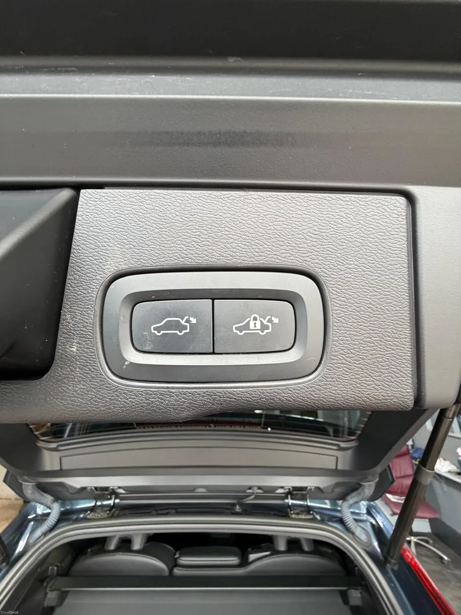 2021 Volvo XC60 T6 R-Design Recharge - Image 2
