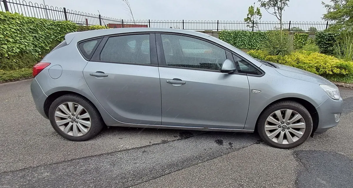 Opel Astra 2012 - Image 2