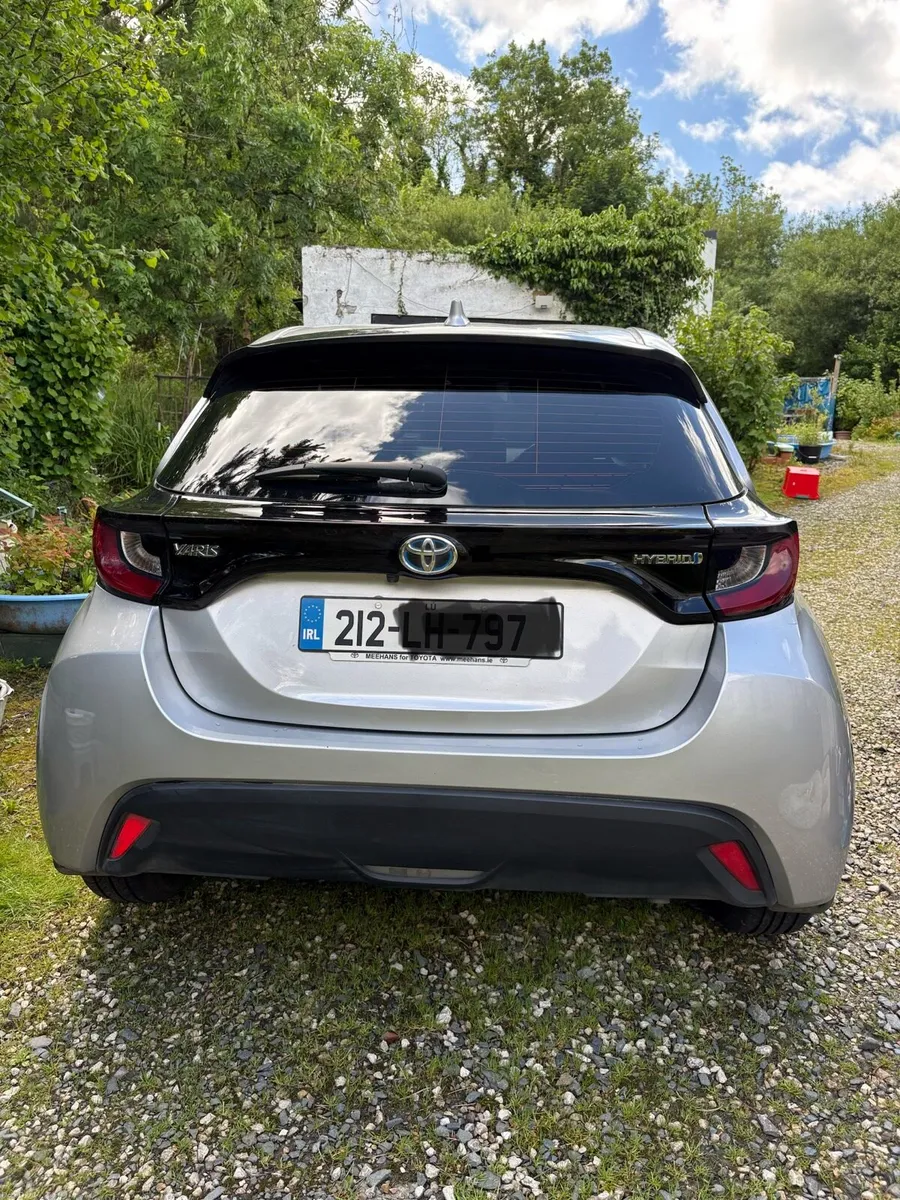 Toyota Yaris HYBRID LUNA 4DR AUTO 1490 cc Grey - Image 3