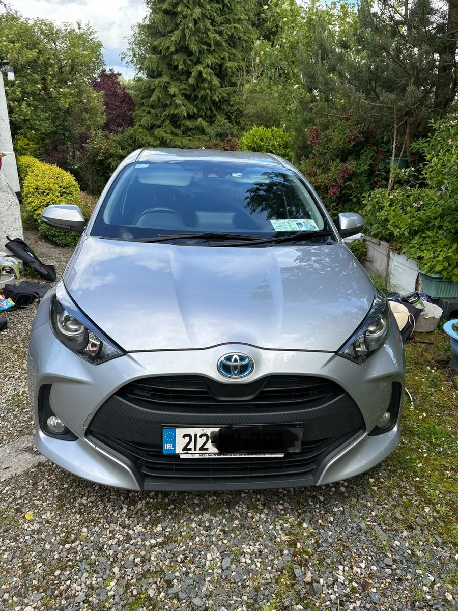 Toyota Yaris HYBRID LUNA 4DR AUTO 1490 cc Grey - Image 1