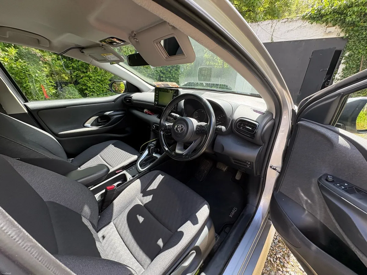 Toyota Yaris HYBRID LUNA 4DR AUTO 1490 cc Grey - Image 6