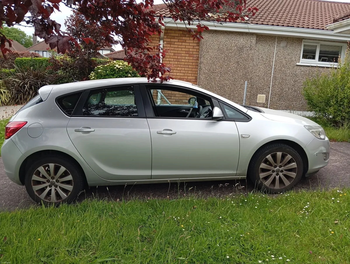Opel Astra 2012 - Image 2