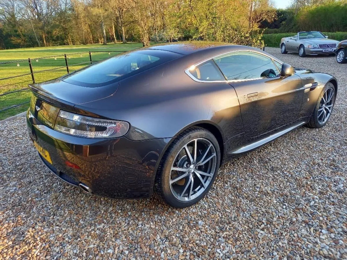 Aston Martin Vantage 2010 - Image 3