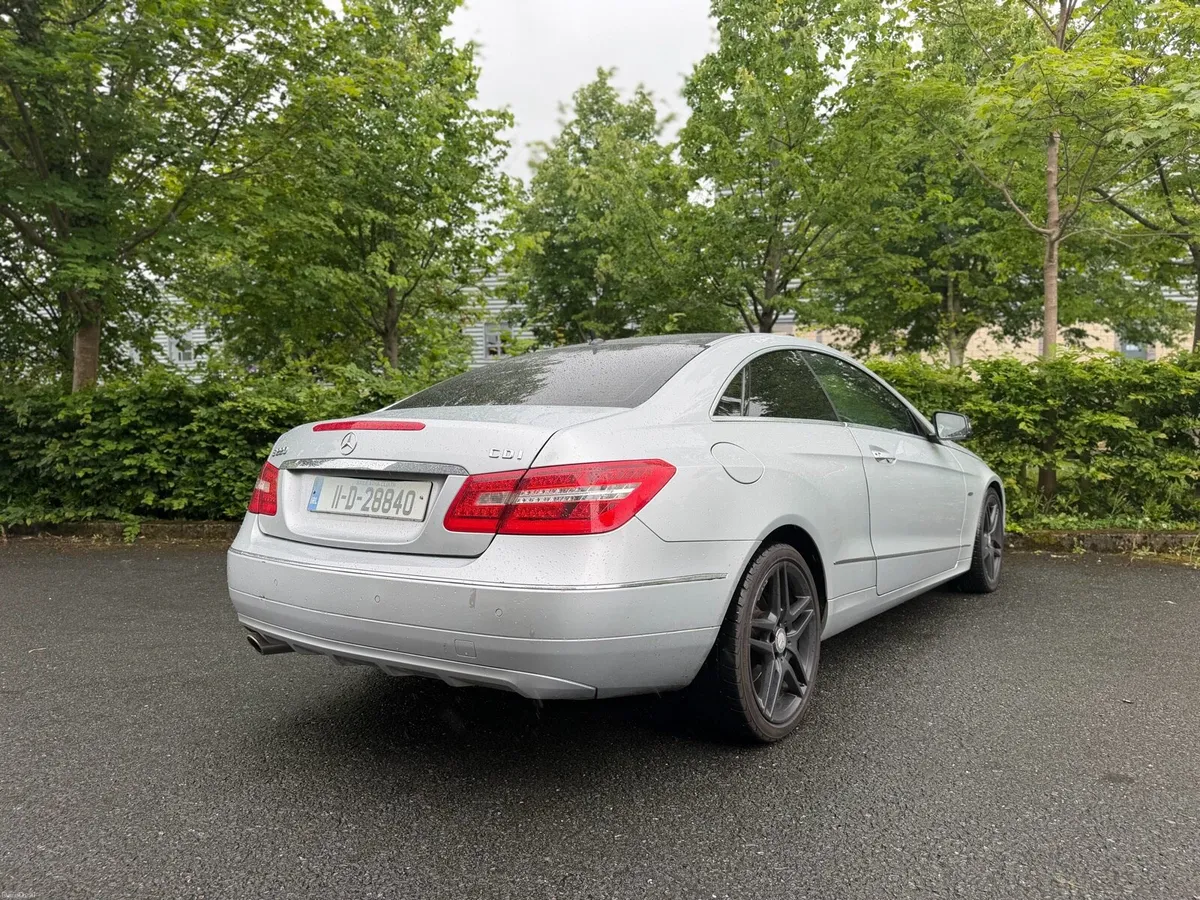 MERCEDES E220 AUTO LOW MILEAGE - Image 4