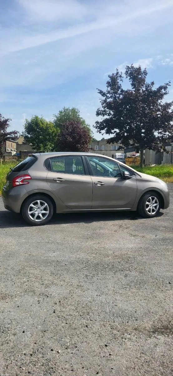 PEUGEOT 208 - Image 3
