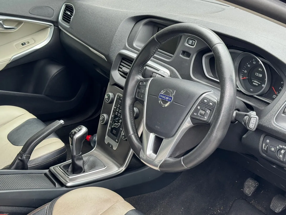 2016 Volvo V40 2.0 Cross Country - Image 4