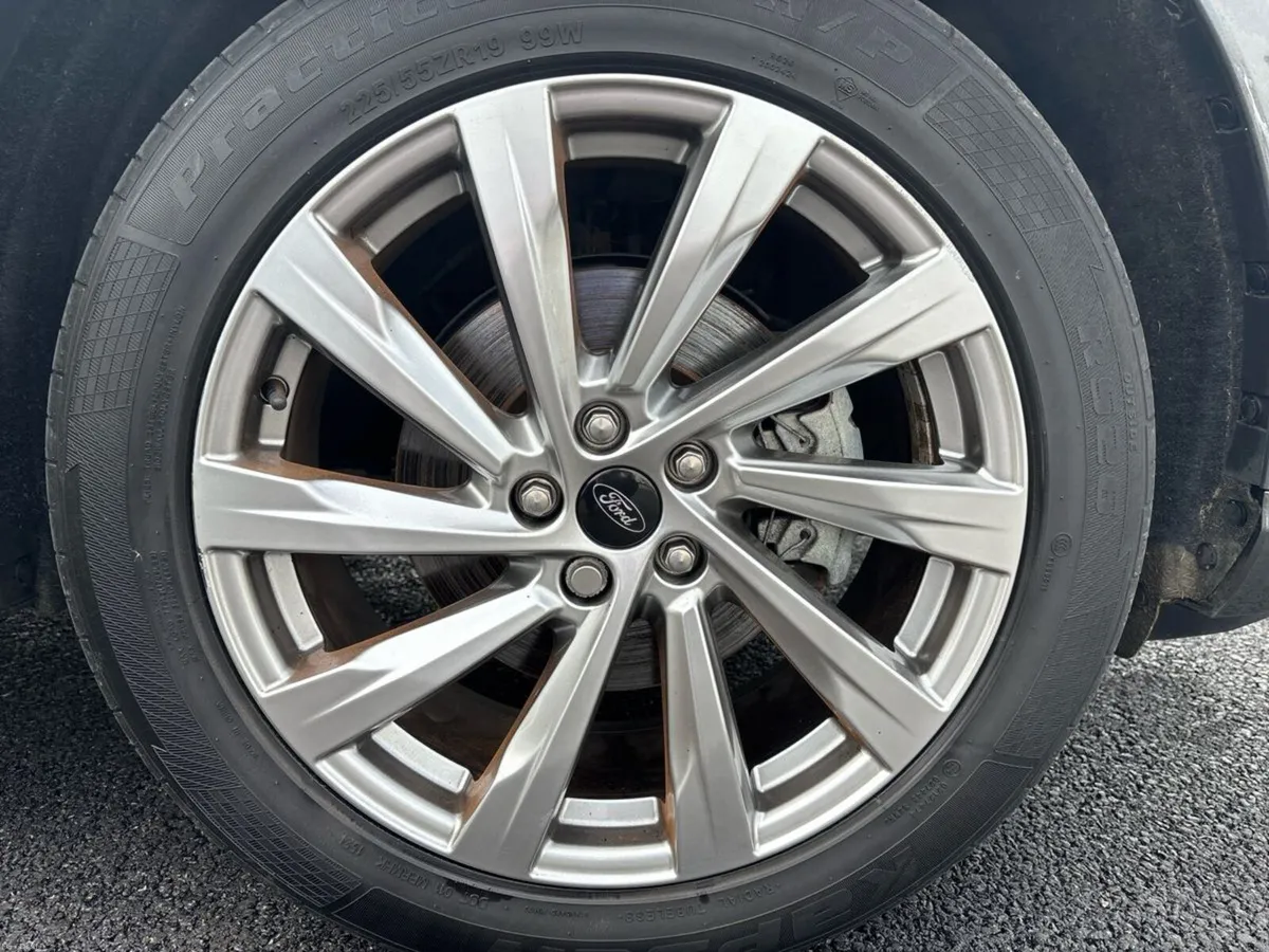 Ford Kuga 2.5 Duratec 190PS FHEV Vignale Auto - Image 5
