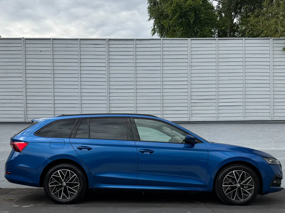 Skoda Octavia 2023 SE TECH / PLUG-IN 1.4 TSI - Image 2