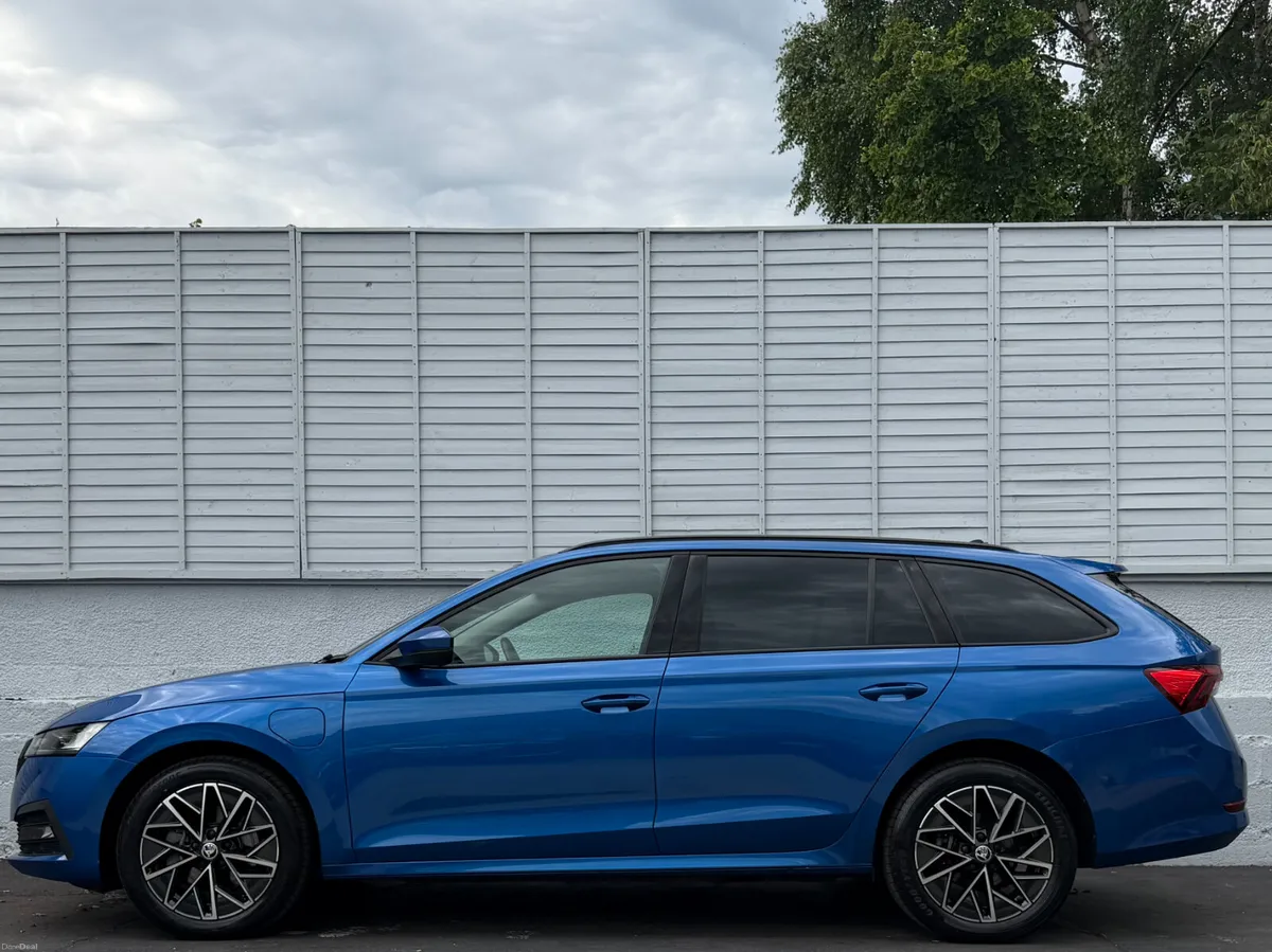 Skoda Octavia 2023 SE TECH / PLUG-IN 1.4 TSI - Image 5
