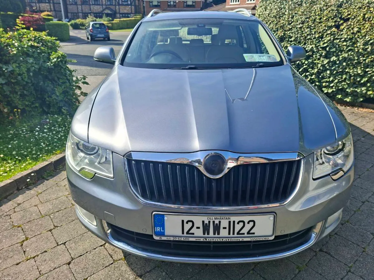 Skoda superb estate 2012 HIGH SPEC MINT - Image 3