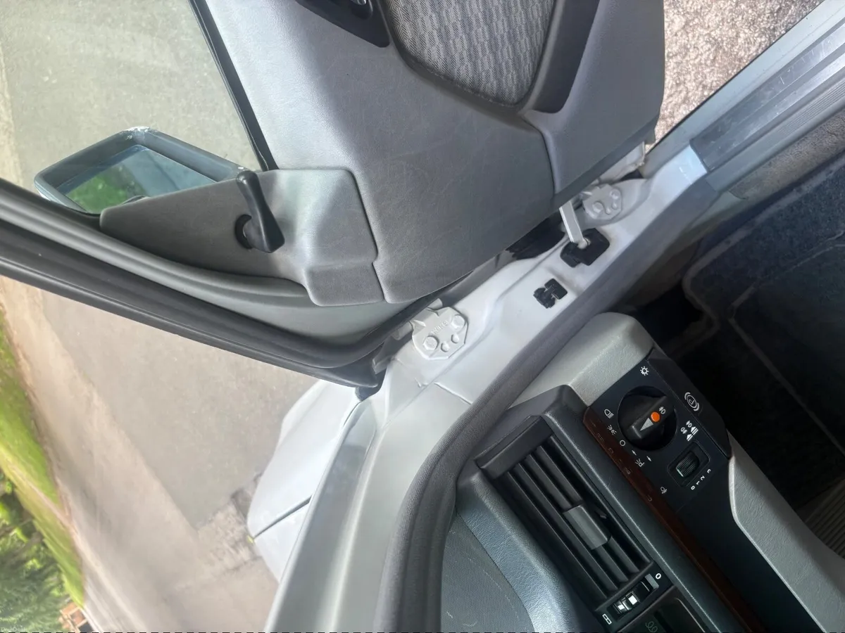 Mercedes-Benz 300D W124 - Image 5