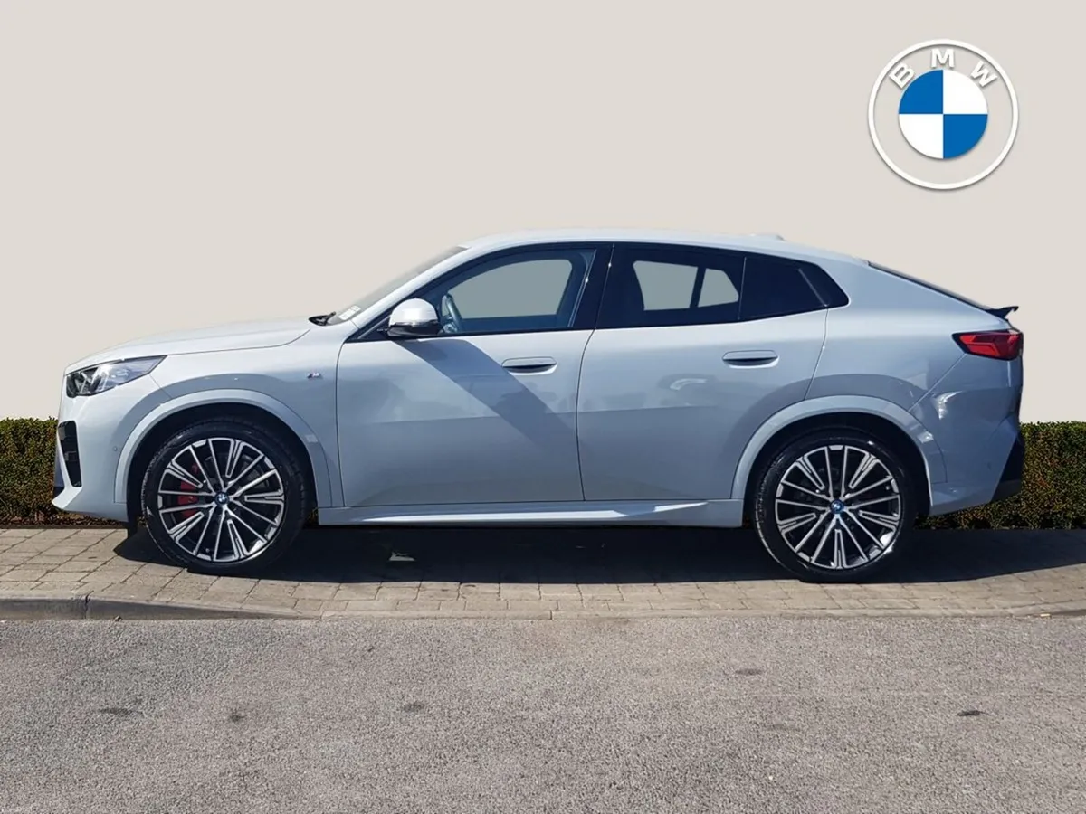 BMW iX2 eDrive20 Shadow Edition - Image 3
