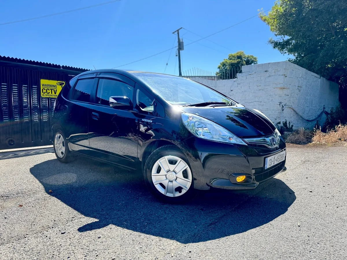 2013 HONDA FIT. LOW MILEAGE. NEW NCT. AUTO 1.3L - Image 2