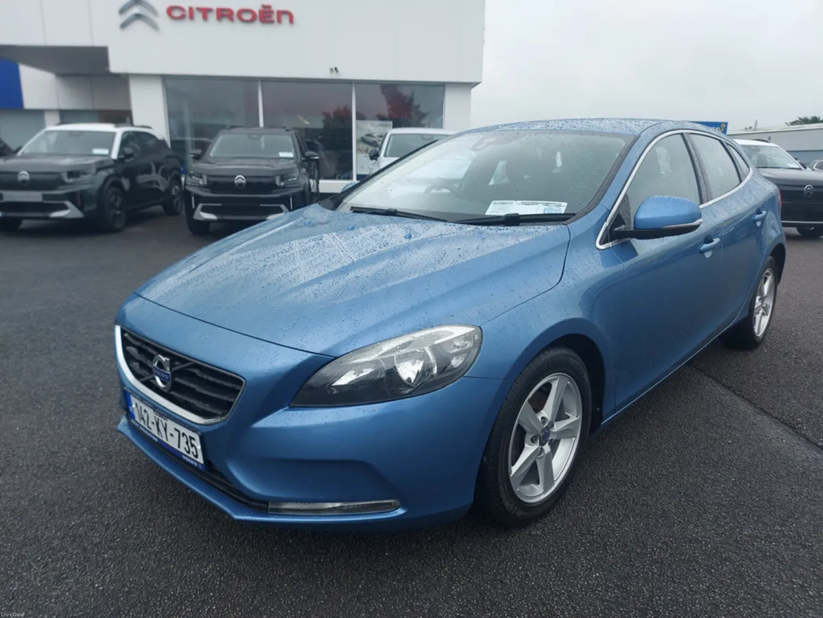Volvo V40 D2 SE 5DR - Image 1