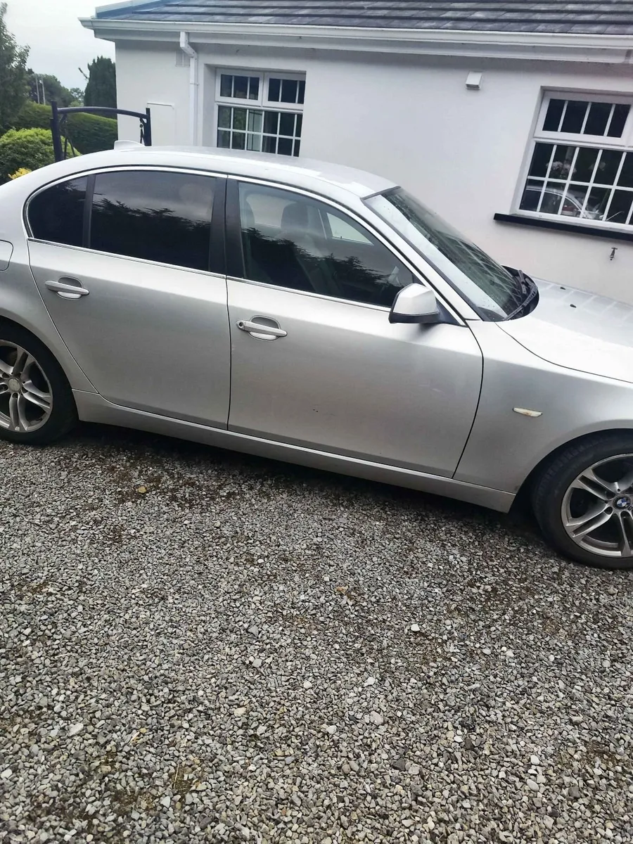 BMW 5-Series 2009 - Image 2