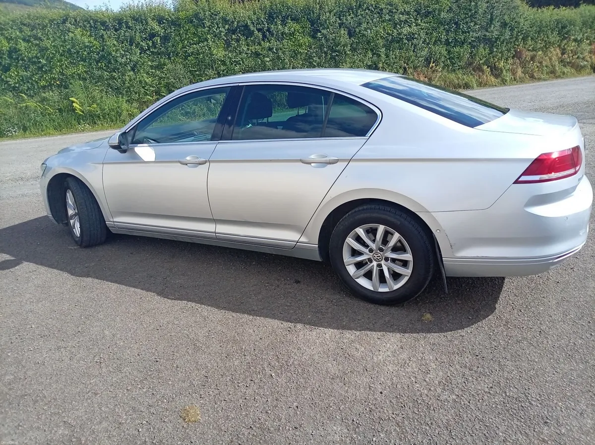 Volkswagen Passat 2017 - Image 2