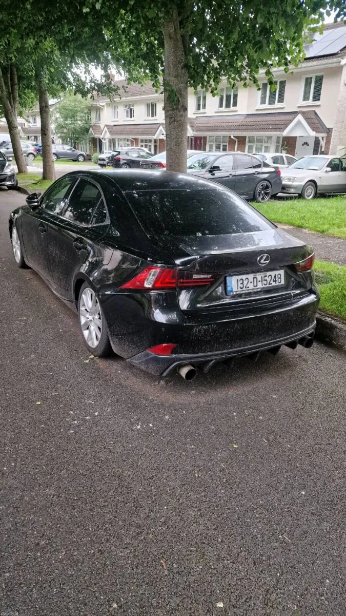 Lexus IS300h - Image 1
