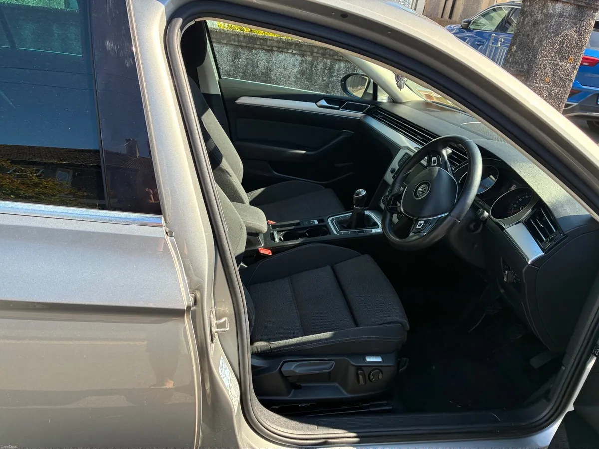 Volkswagen Passat 2017 - Image 3