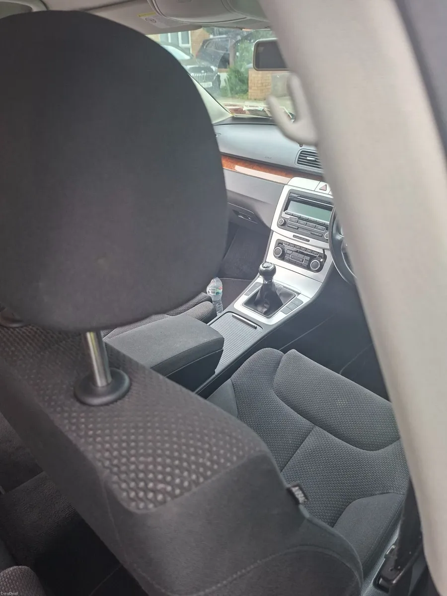 Volkswagen Passat 2010 - Image 5