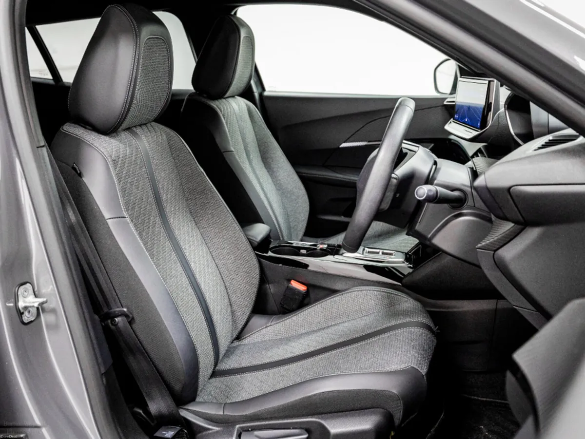 Peugeot 2008 E-Allure 54kWh 155HP - Image 3