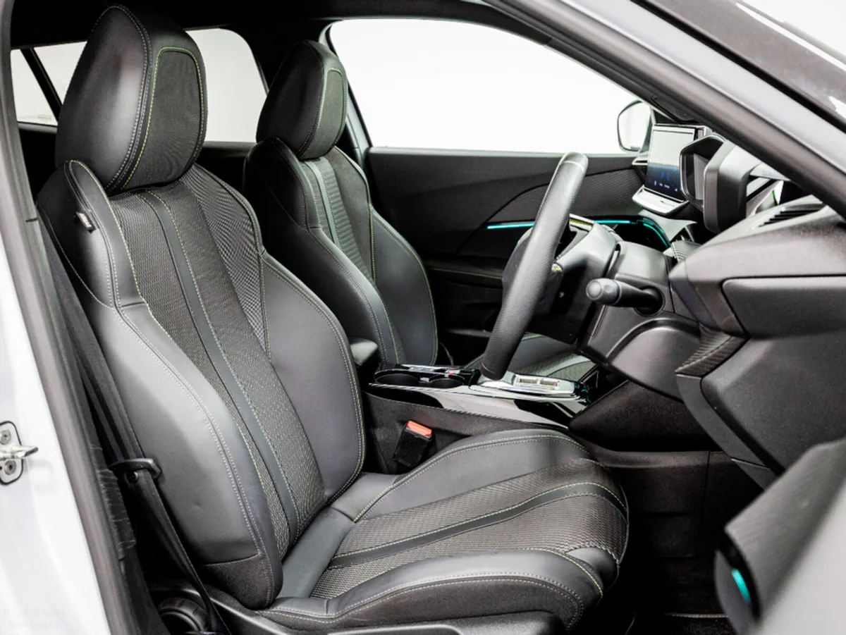 Peugeot 2008 E-GT 54kWh 155HP - Image 3