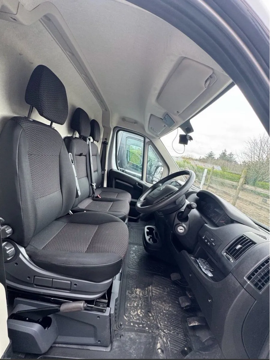 Van - Image 4