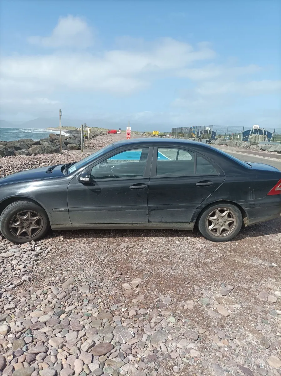 Mercedes-Benz C-Class 2005 - Image 2