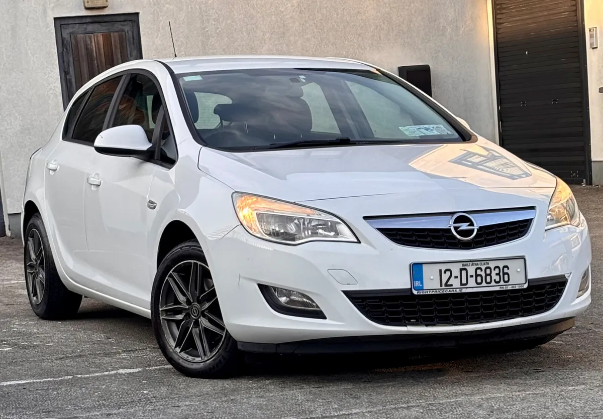 2012 Opel Astra*FRESH NCT and SERVICE* - Image 1