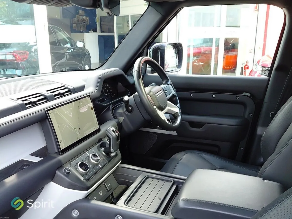 Land Rover Defender X-DYNAMIC HSE Sun Roof - Image 3