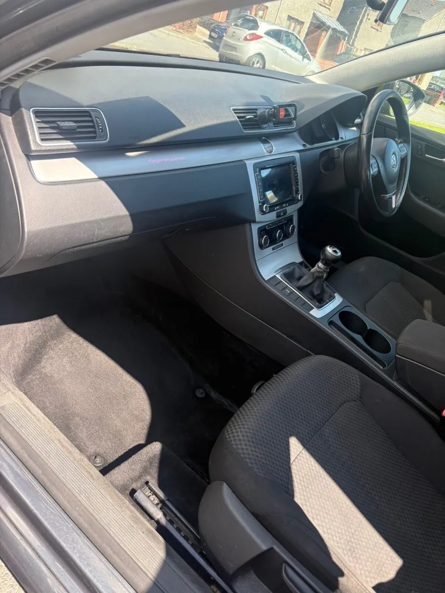 Volkswagen Passat 2011 - Image 2