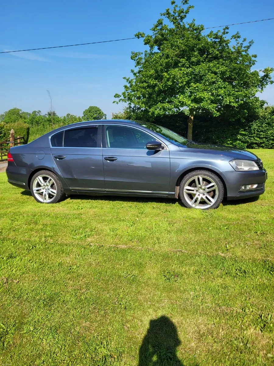 Volkswagen Passat 2011 - Image 2