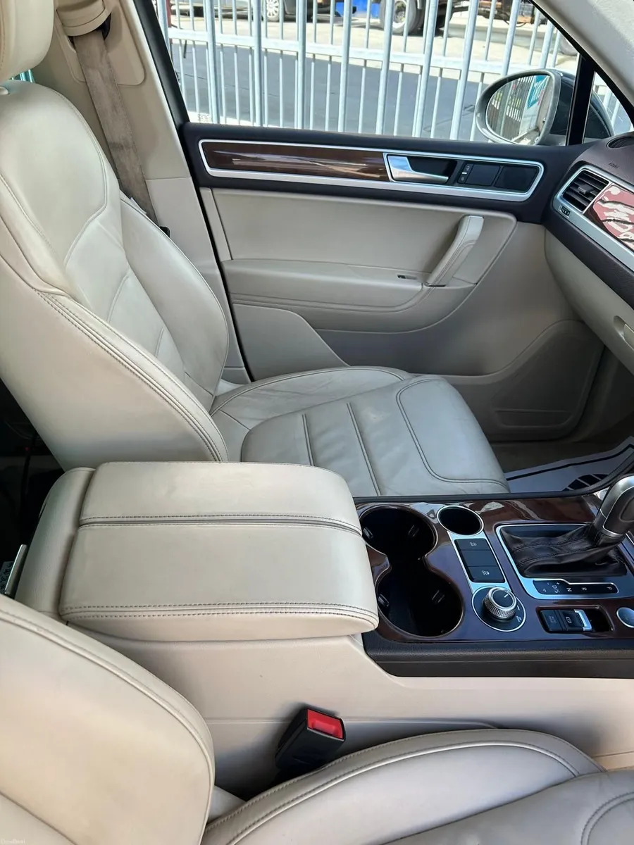 Volkswagon Touareg 5 Seat Commercial 2018 - Image 3