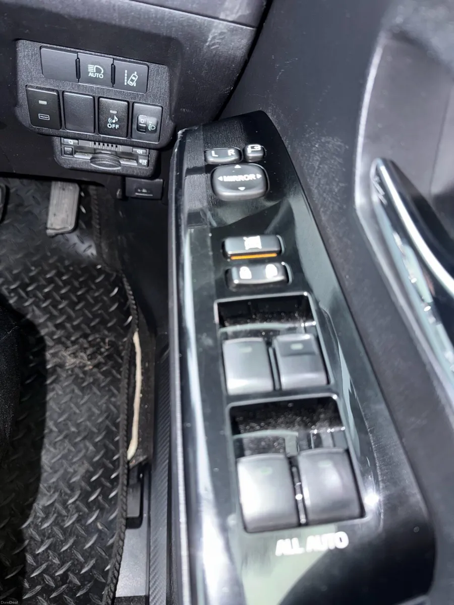 Toyota Prius Alpha G package *high specs* - Image 4