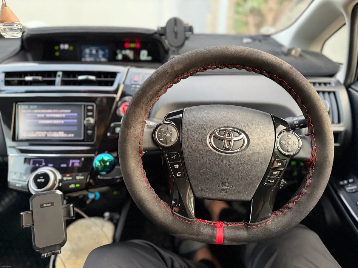 Toyota Prius Alpha G package *Rear high specs* - Image 5
