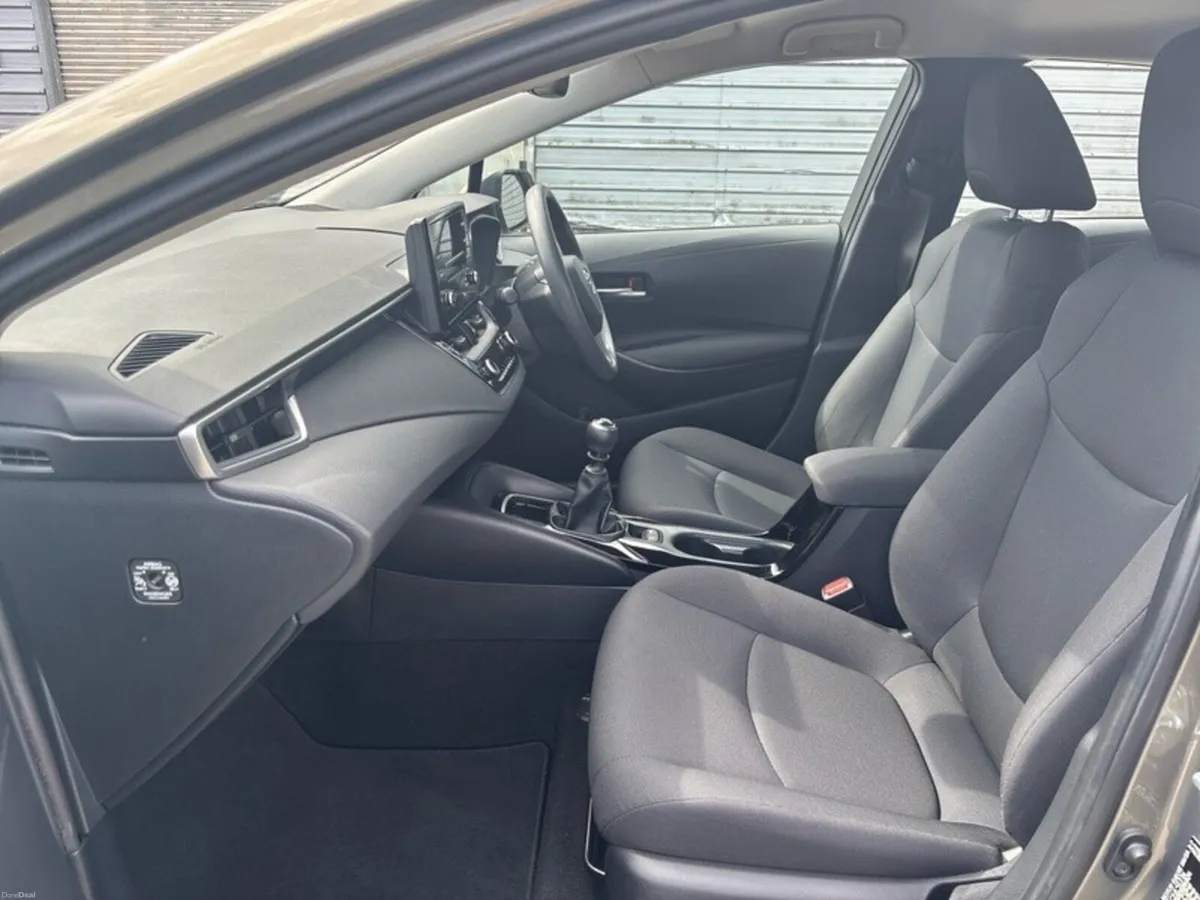 Toyota Corolla 1.6 PETROL AURA MANUAL // AIR CON / - Image 6