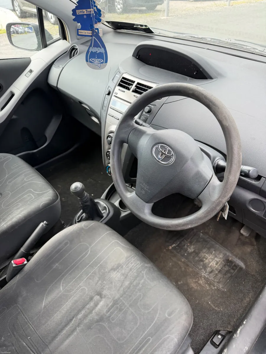 Toyota Yaris 2010 - Image 4