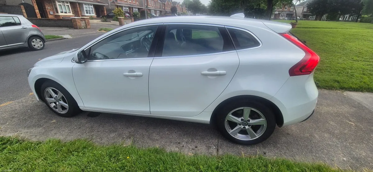 Volvo V40 2015 - Image 1
