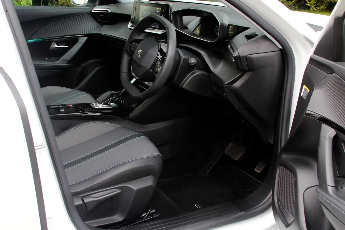 Peugeot e2008 ALLURE 136BHP 50 KWH - Image 2