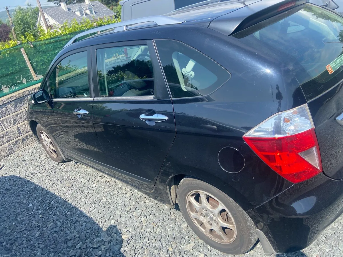 Luxury black Honda FR-V, NCT, 6 seats - Image 3