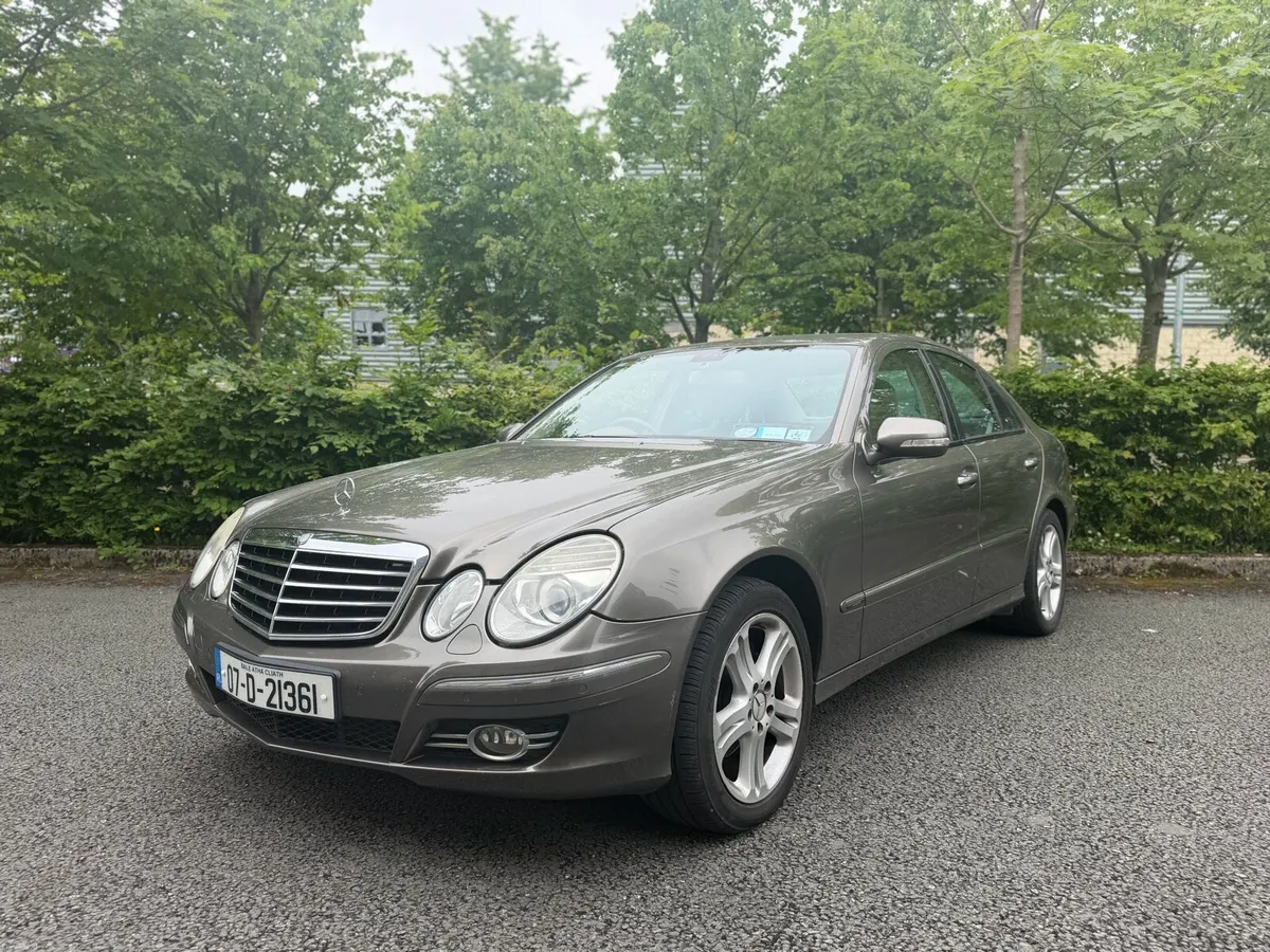MERCEDES BENZ E200 LOW MILEAGE AUTO - Image 1