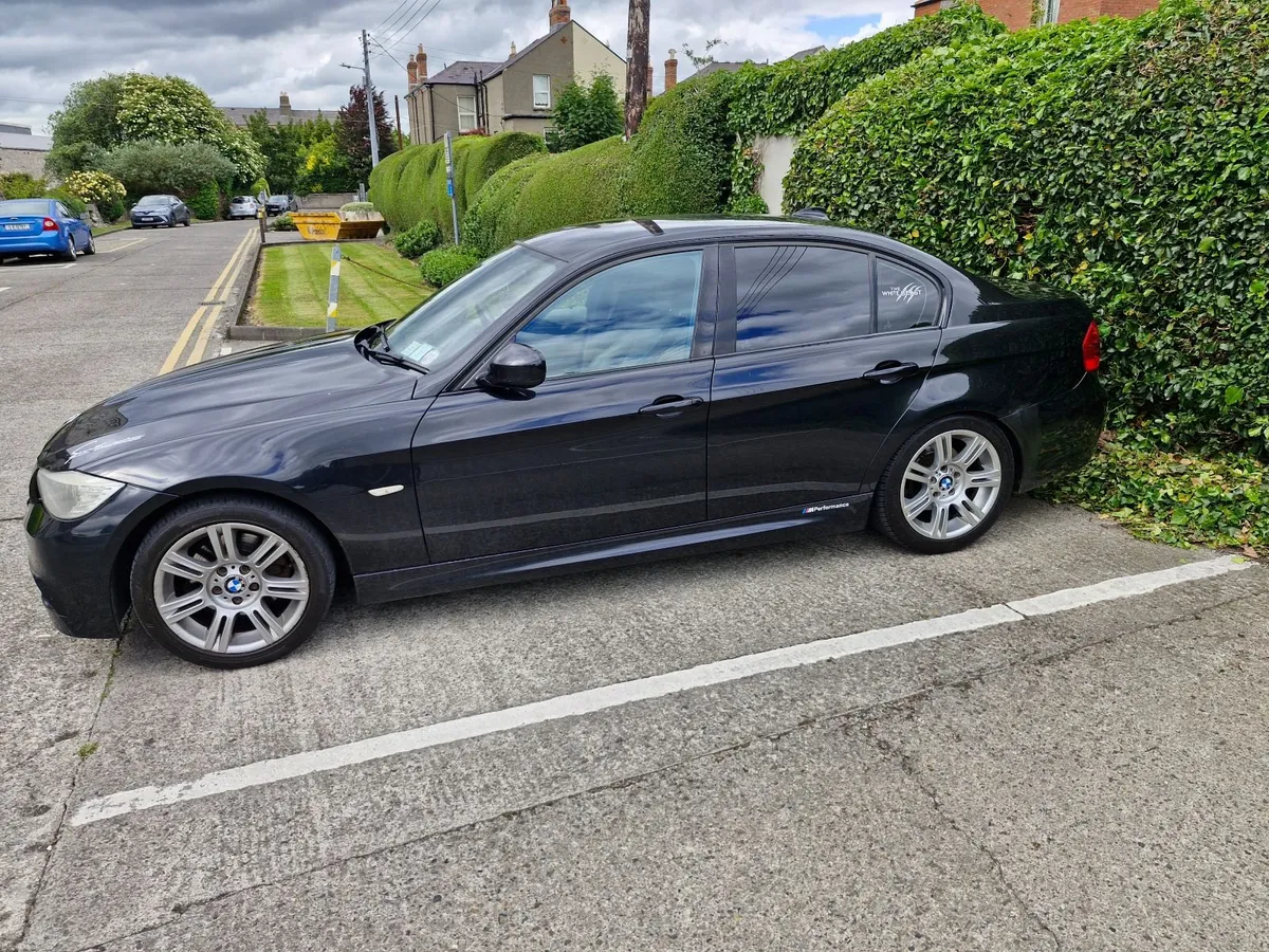 BMW 3-Series 2011 - Image 4