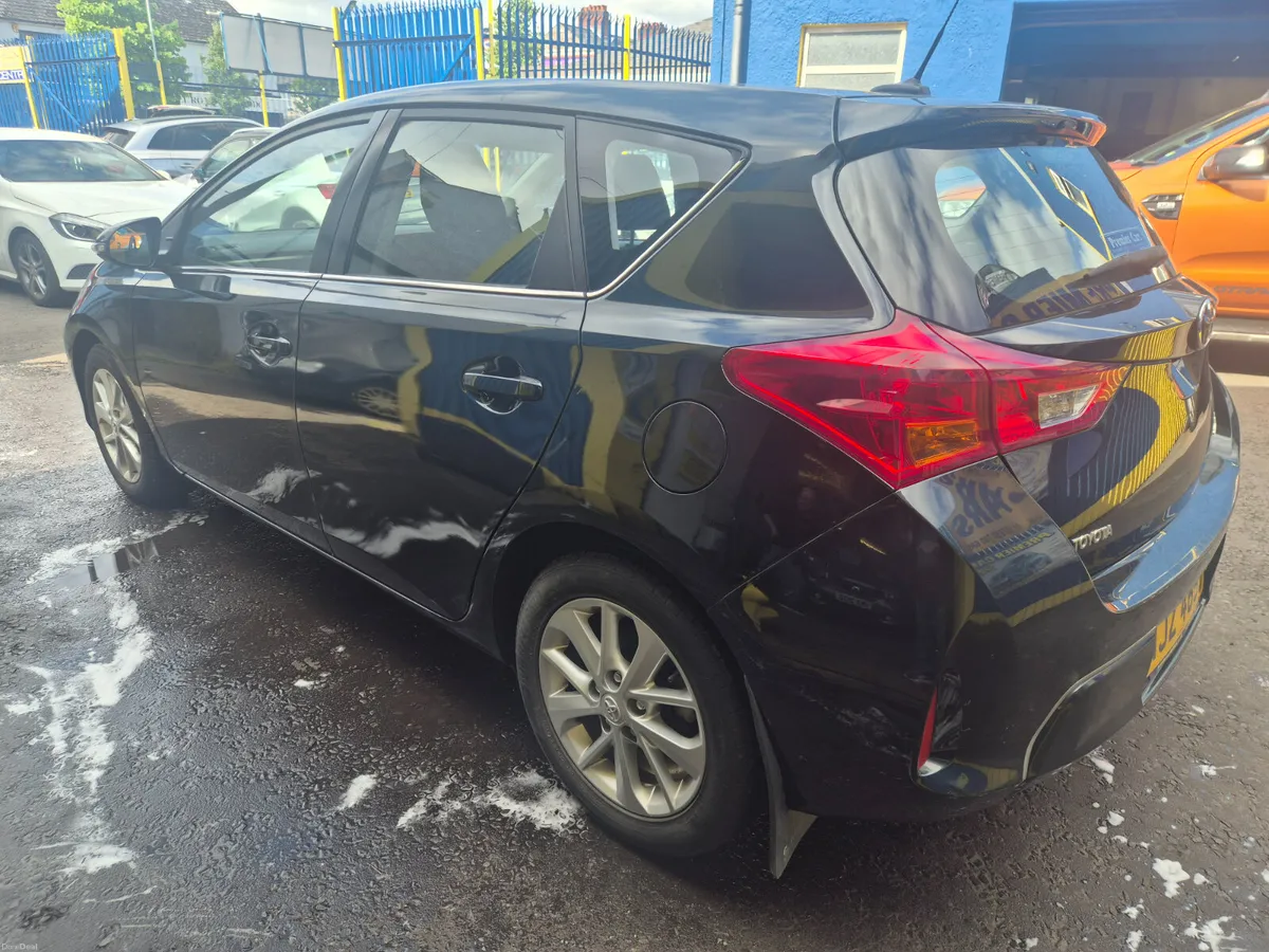 Toyota Auris 2013 - Image 2